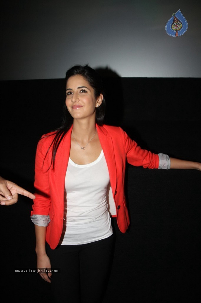 Katrina at Main Krishna Hoon Special Show - 37 / 43 photos