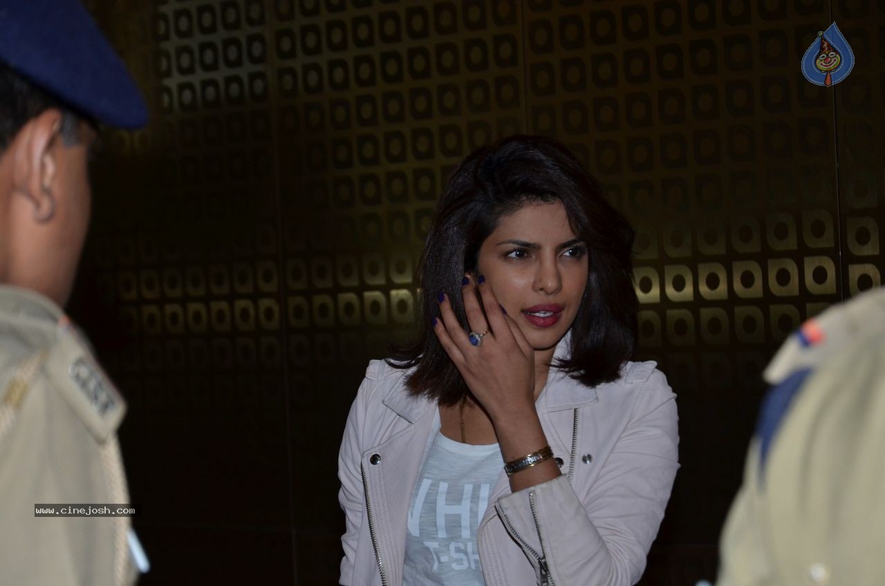 Katrina Kaif & Priyanka Chopra Snapped at Mumbai Airport - 4 / 45 photos
