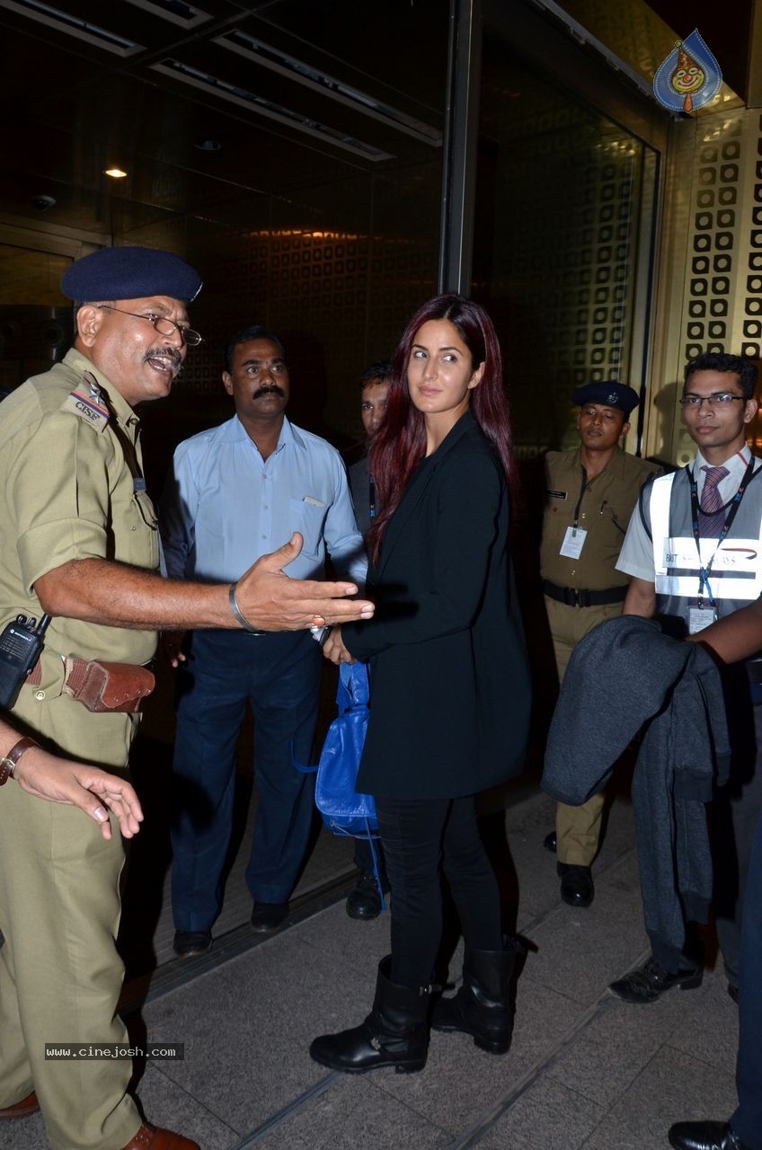 Katrina Kaif & Priyanka Chopra Snapped at Mumbai Airport - 15 / 45 photos