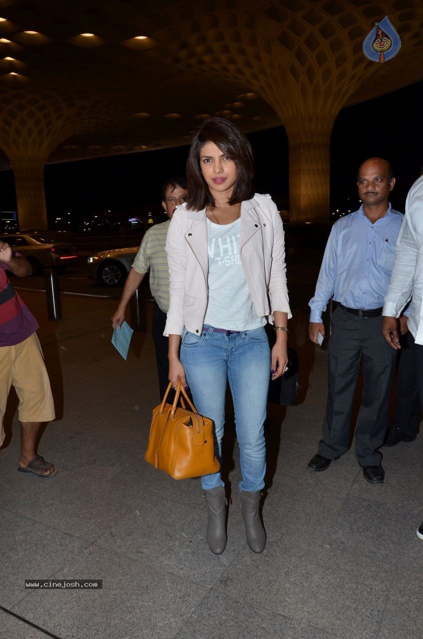 Katrina Kaif & Priyanka Chopra Snapped at Mumbai Airport - 19 / 45 photos