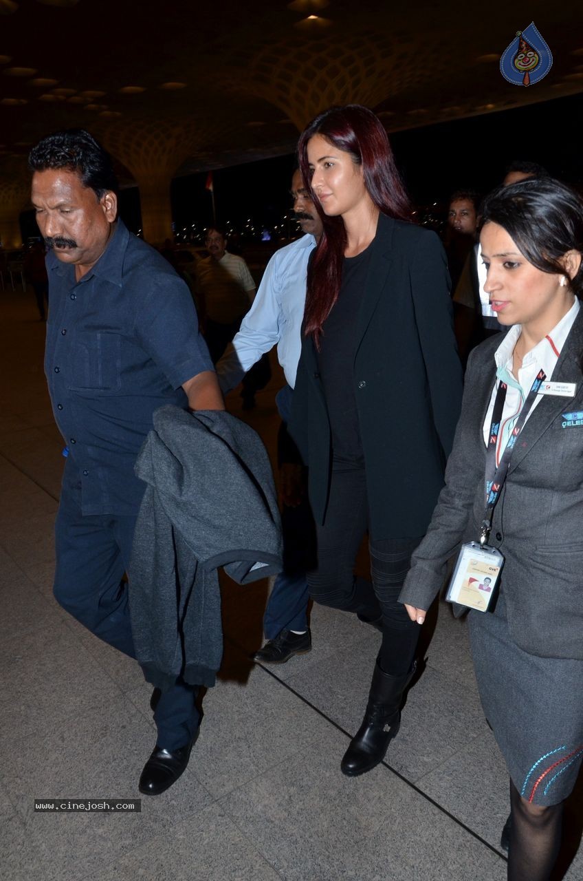 Katrina Kaif & Priyanka Chopra Snapped at Mumbai Airport - 24 / 45 photos