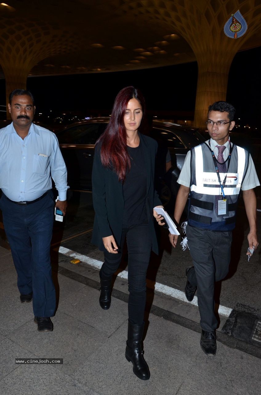 Katrina Kaif & Priyanka Chopra Snapped at Mumbai Airport - 37 / 45 photos