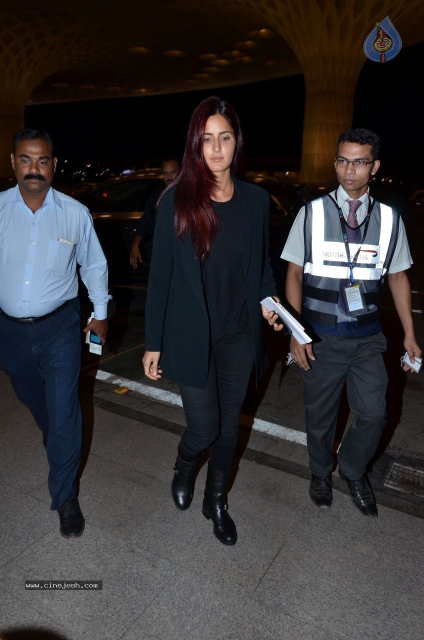 Katrina Kaif & Priyanka Chopra Snapped at Mumbai Airport - 41 / 45 photos