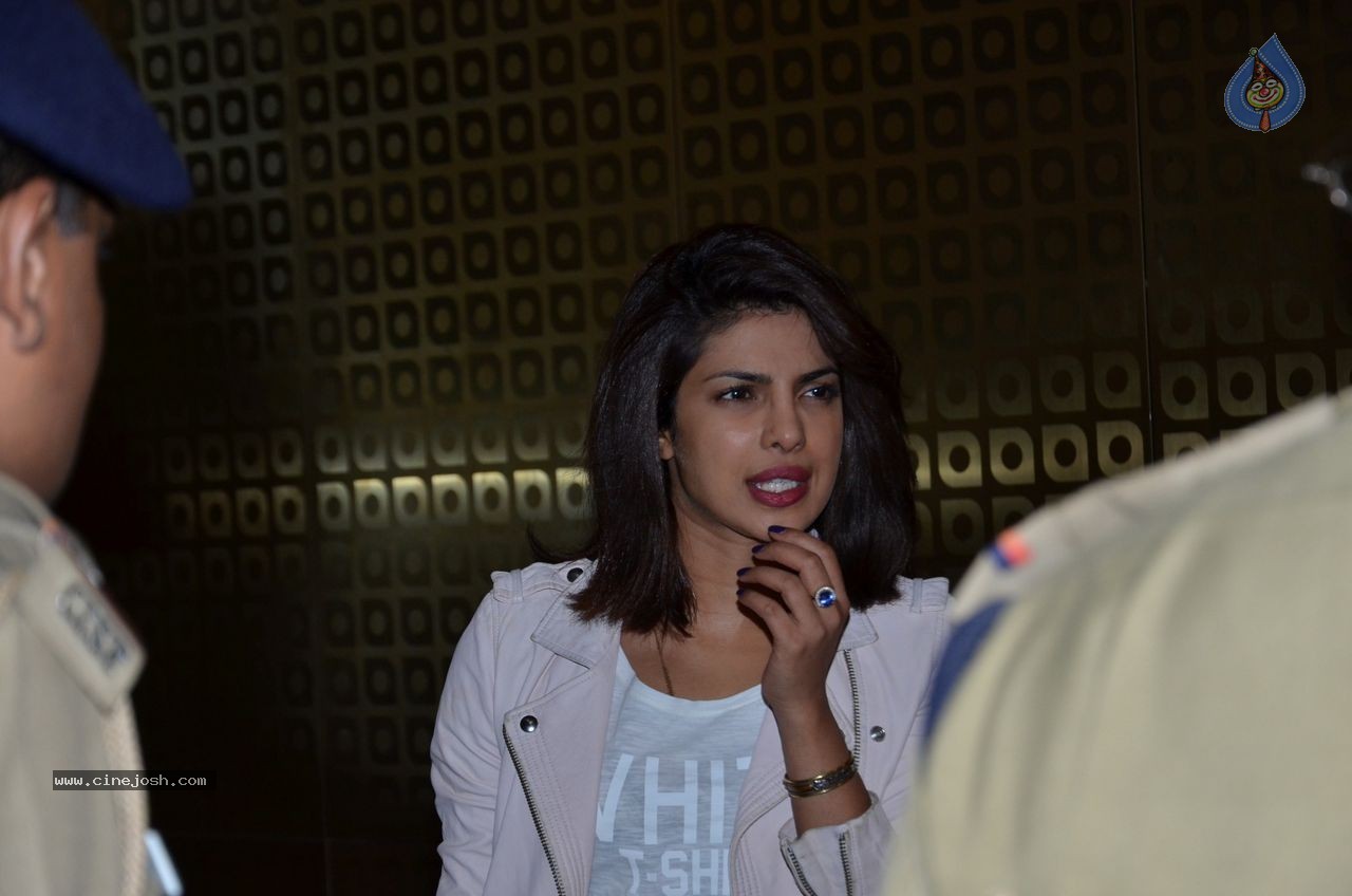 Katrina Kaif & Priyanka Chopra Snapped at Mumbai Airport - 43 / 45 photos