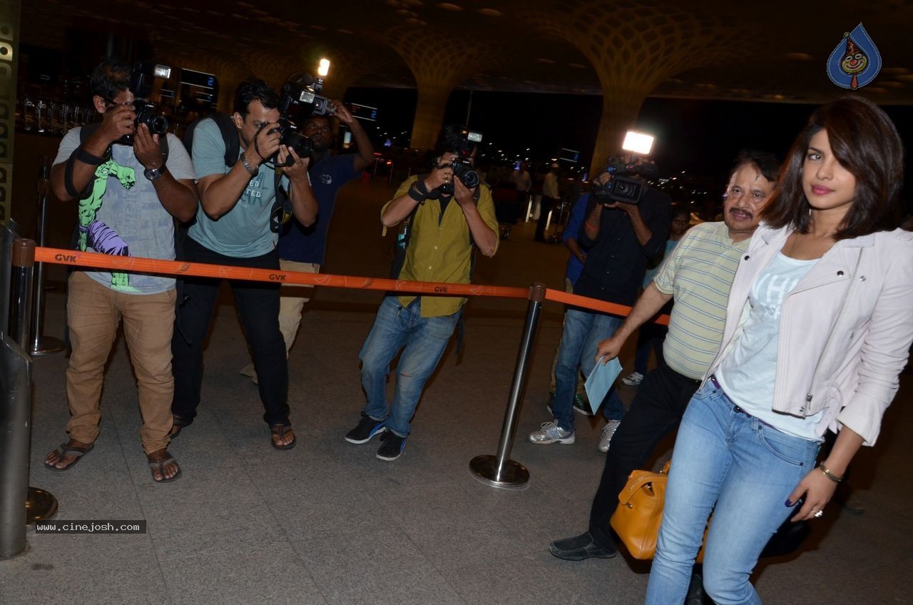 Katrina Kaif & Priyanka Chopra Snapped at Mumbai Airport - 44 / 45 photos