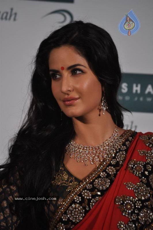 Katrina Kaif Launches Nakshatra Colletions - 18 / 43 photos