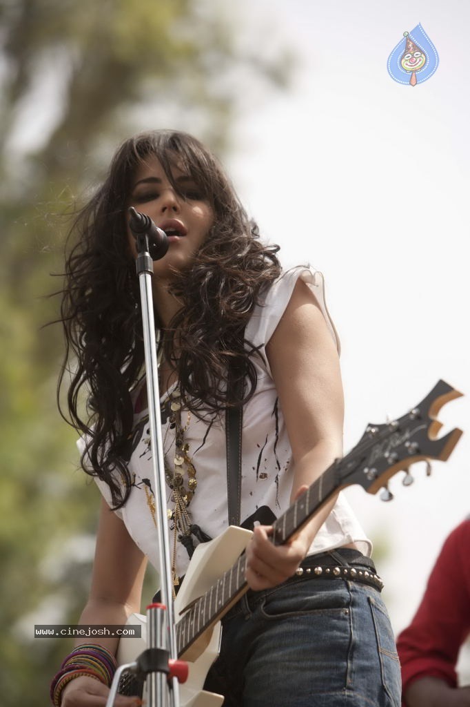 Katrina Kaif Steals the Show in MBKD - 2 / 9 photos