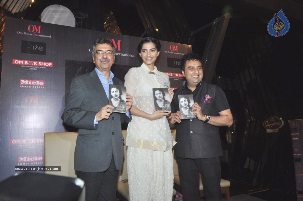 Khalid Mohamed Book Launch - 10 / 23 photos