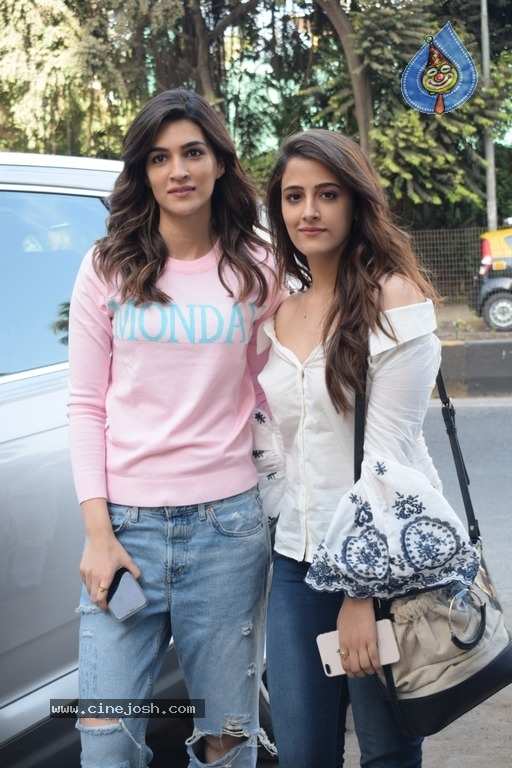 Kriti Sanon And Nupur Sanon At Miss Malini Show - 1 / 9 photos