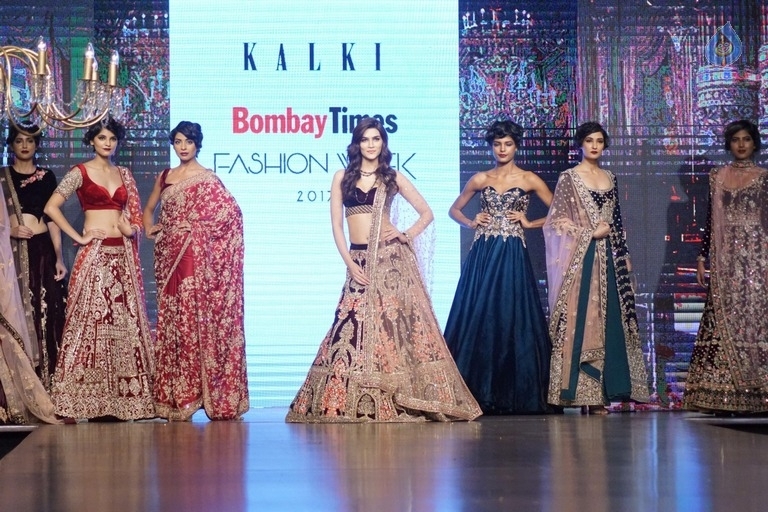 Kriti Sanon at Bomby Times Fashion Week 2017 - 2 / 21 photos
