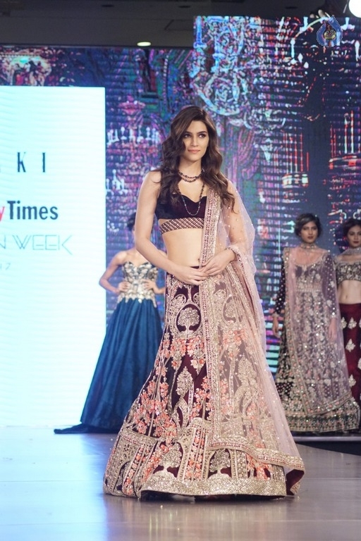 Kriti Sanon at Bomby Times Fashion Week 2017 - 3 / 21 photos