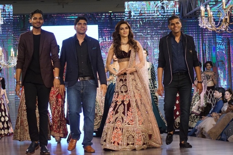 Kriti Sanon at Bomby Times Fashion Week 2017 - 6 / 21 photos