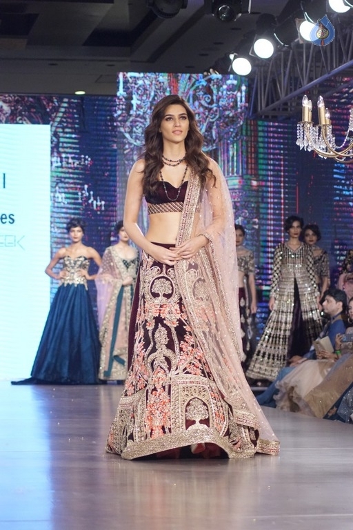 Kriti Sanon at Bomby Times Fashion Week 2017 - 9 / 21 photos