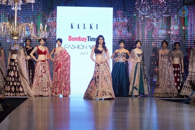 Kriti Sanon at Bomby Times Fashion Week 2017 - 11 / 21 photos
