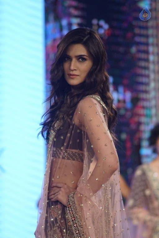 Kriti Sanon at Bomby Times Fashion Week 2017 - 12 / 21 photos