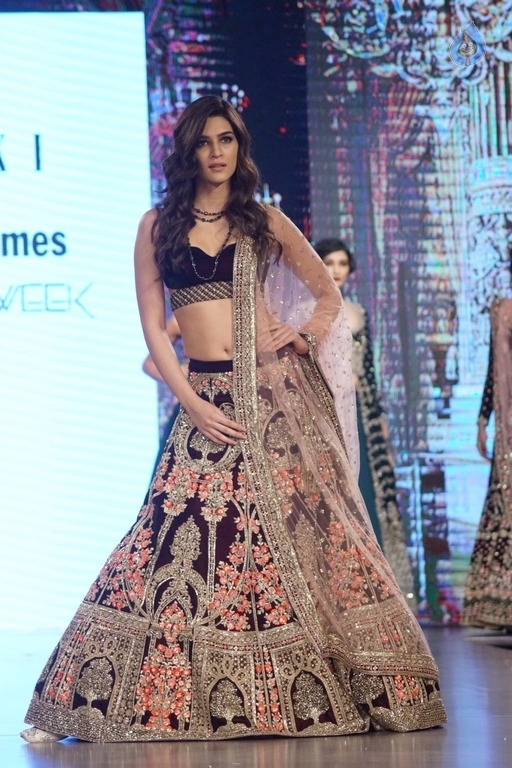 Kriti Sanon at Bomby Times Fashion Week 2017 - 13 / 21 photos
