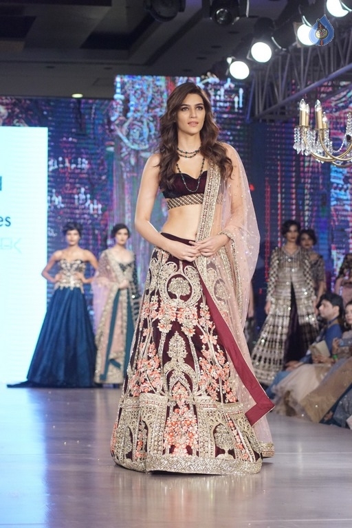 Kriti Sanon at Bomby Times Fashion Week 2017 - 14 / 21 photos