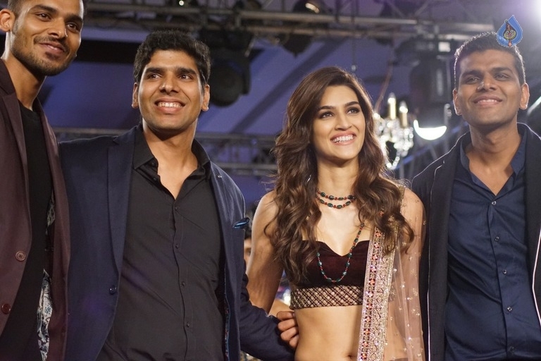 Kriti Sanon at Bomby Times Fashion Week 2017 - 16 / 21 photos