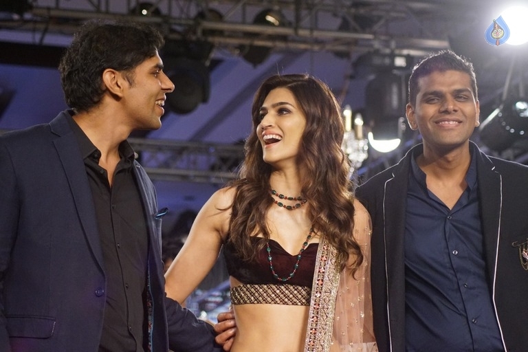 Kriti Sanon at Bomby Times Fashion Week 2017 - 17 / 21 photos