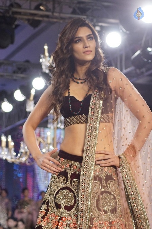 Kriti Sanon at Bomby Times Fashion Week 2017 - 18 / 21 photos