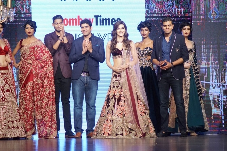 Kriti Sanon at Bomby Times Fashion Week 2017 - 19 / 21 photos