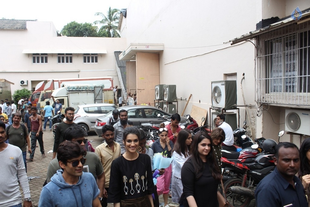 Kriti Sanon Birthday Celebrations - 5 / 30 photos