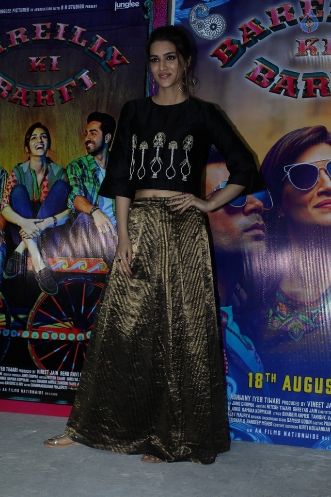 Kriti Sanon Birthday Celebrations - 18 / 30 photos