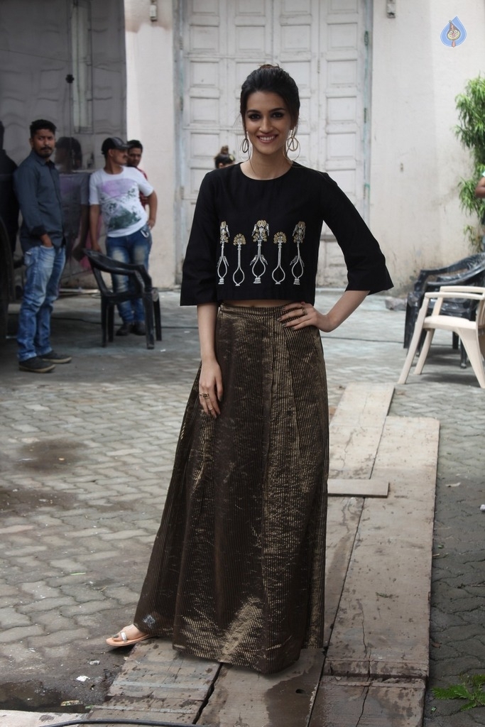 Kriti Sanon Birthday Celebrations - 23 / 30 photos