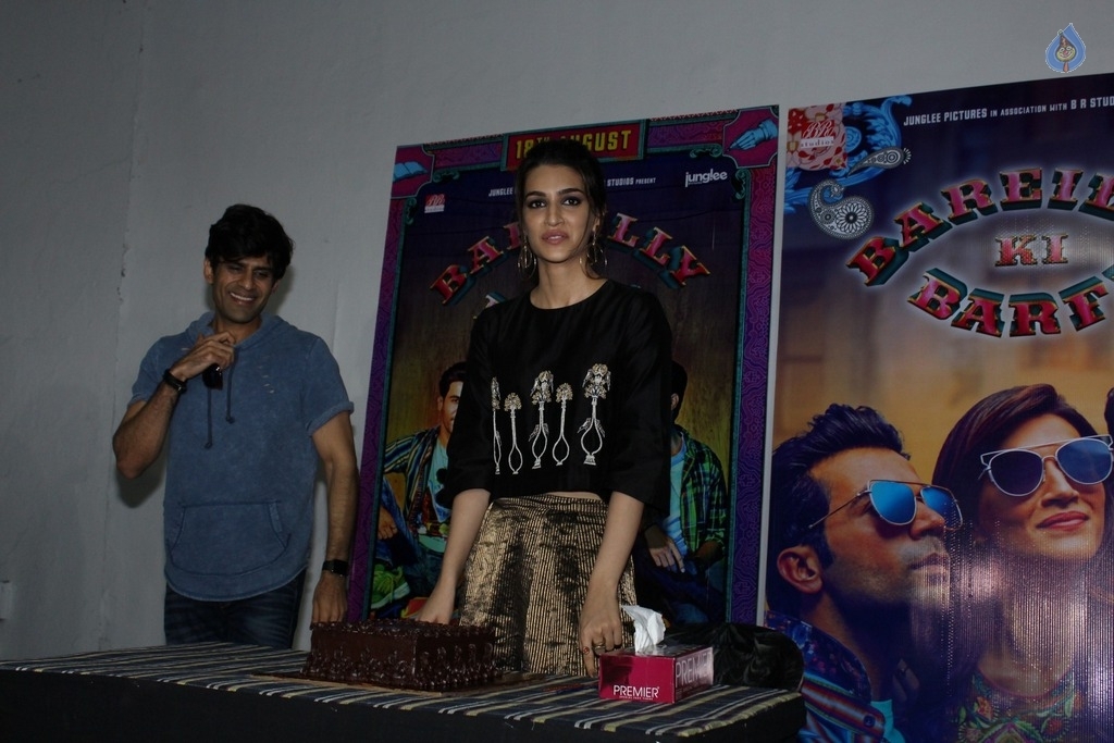 Kriti Sanon Birthday Celebrations - 24 / 30 photos