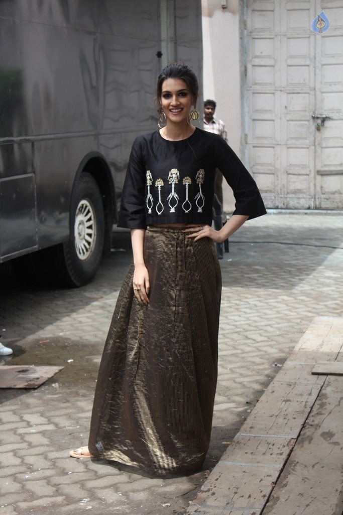 Kriti Sanon Birthday Celebrations - 27 / 30 photos