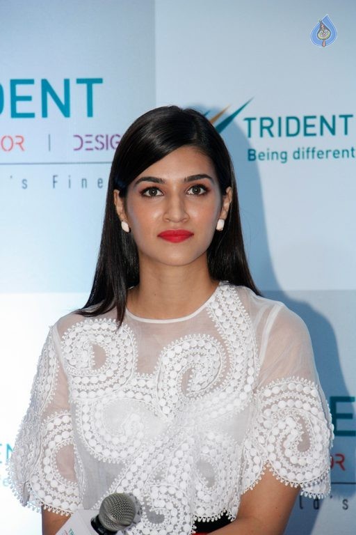 Kriti Sanon Launches Trident Collection - 10 / 30 photos