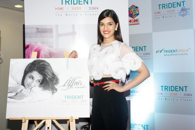 Kriti Sanon Launches Trident Collection - 14 / 30 photos