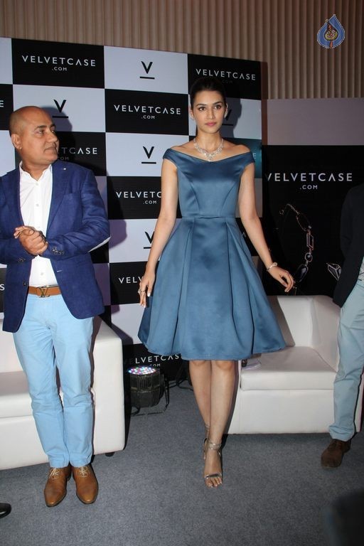 Kriti Sanon Launches Valvate Case Website - 2 / 27 photos