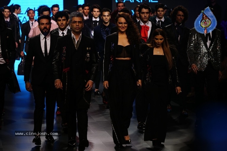 Lakme Fashion Week 2018 Images - 7 / 9 photos