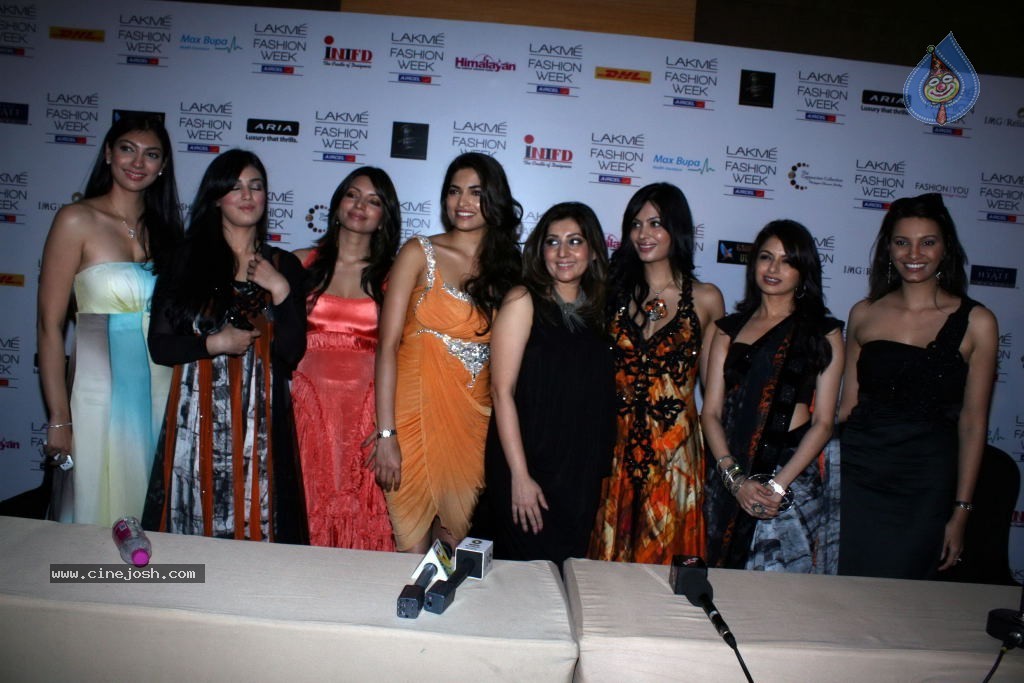 Lakme Fashion Week Day 1 Guests - 33 / 100 photos