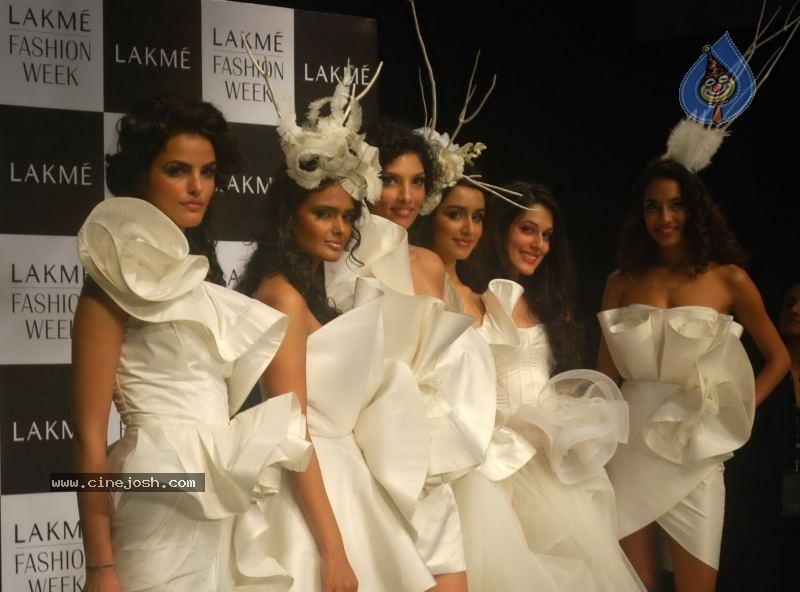 Lakme Fashion Week Day 5 Guests - 34 / 114 photos
