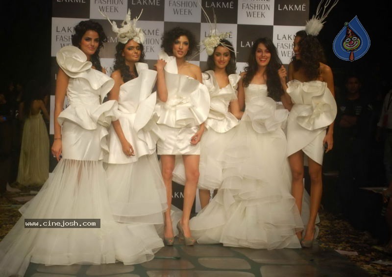 Lakme Fashion Week Day 5 Guests - 72 / 114 photos