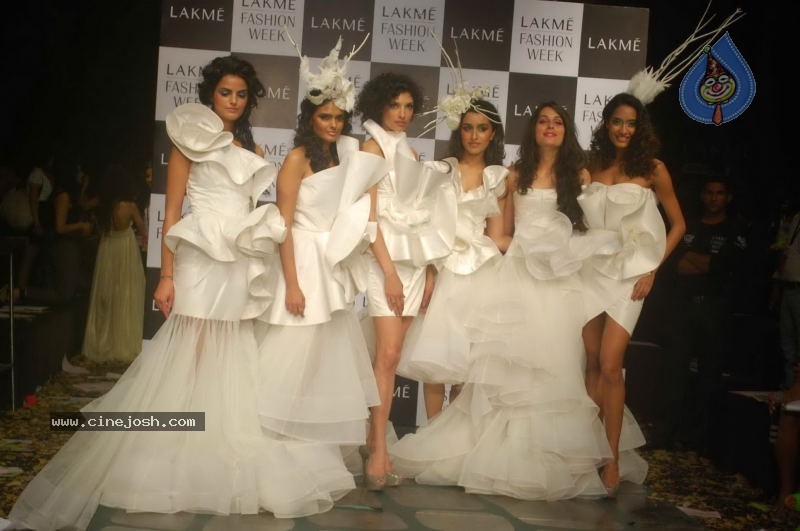 Lakme Fashion Week Day 5 Guests - 77 / 114 photos