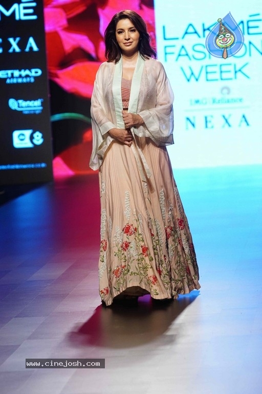 Lakme Fashion Week Grand Finale - 22 / 35 photos