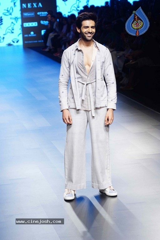 Lakme Fashion Week Grand Finale - 27 / 35 photos