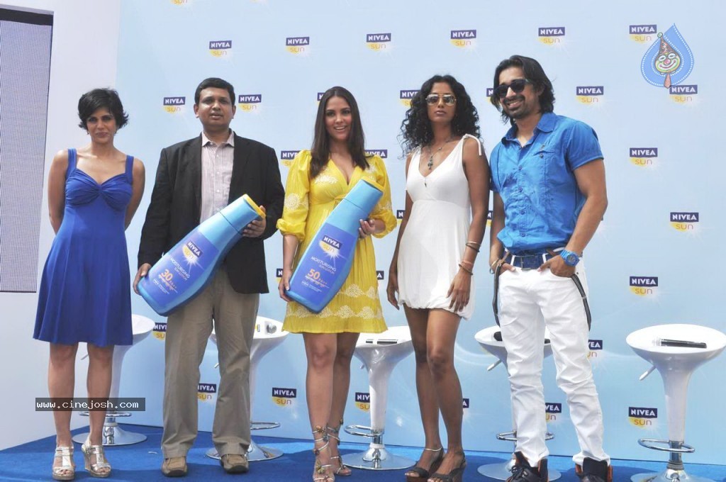 Lara Dutta Launches Nivea Sun - 9 / 29 photos
