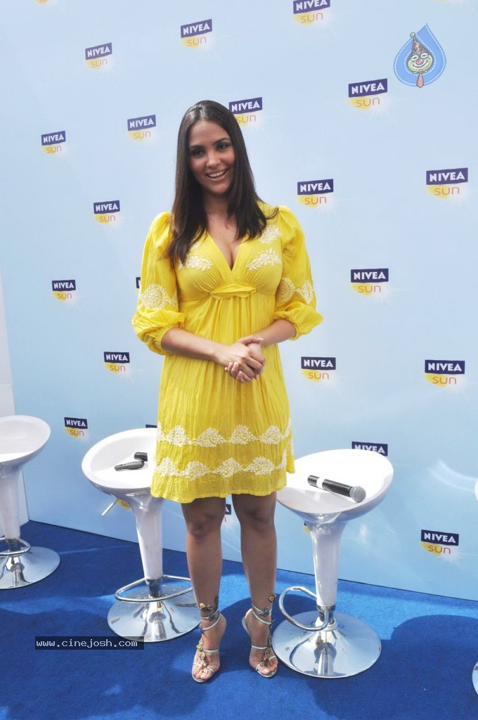 Lara Dutta Launches Nivea Sun - 10 / 29 photos