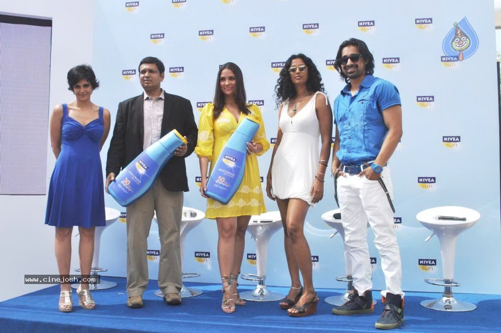 Lara Dutta Launches Nivea Sun - 24 / 29 photos