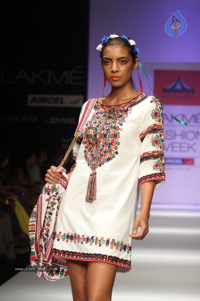 LFW 2013 Day 2 All Shows - 23 / 150 photos