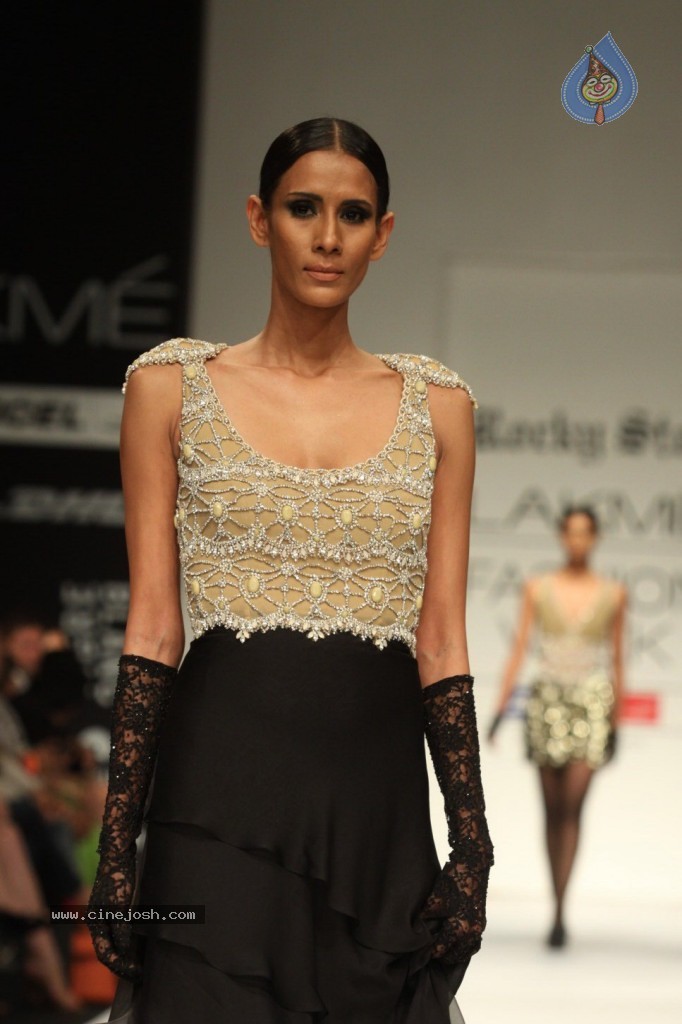 LFW 2013 Day 2 All Shows - 26 / 150 photos