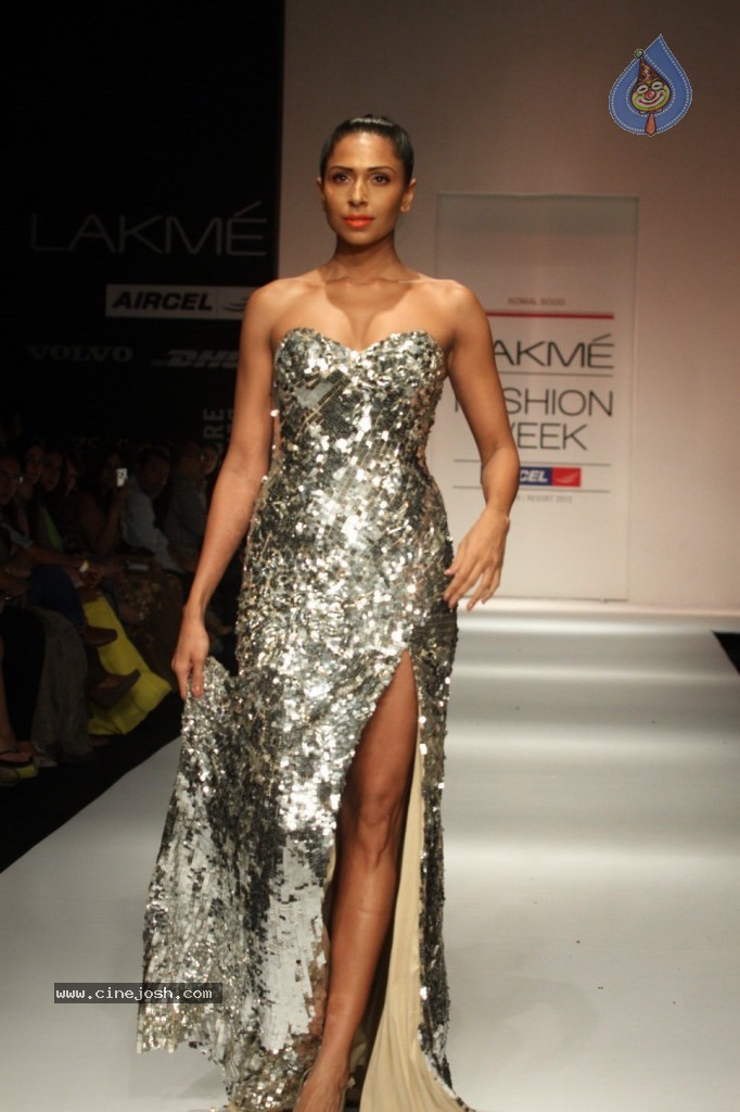 LFW 2013 Day 2 All Shows - 32 / 150 photos