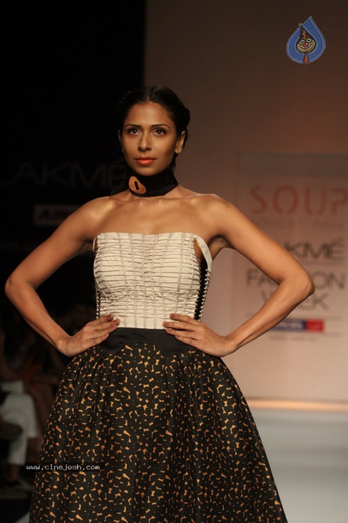 LFW 2013 Day 2 All Shows - 45 / 150 photos