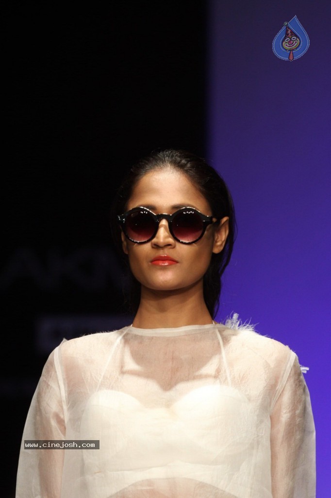 LFW 2013 Day 2 All Shows - 83 / 150 photos