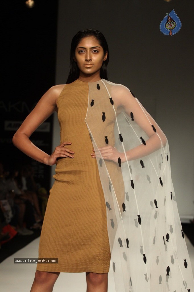 LFW 2013 Day 2 All Shows - 87 / 150 photos