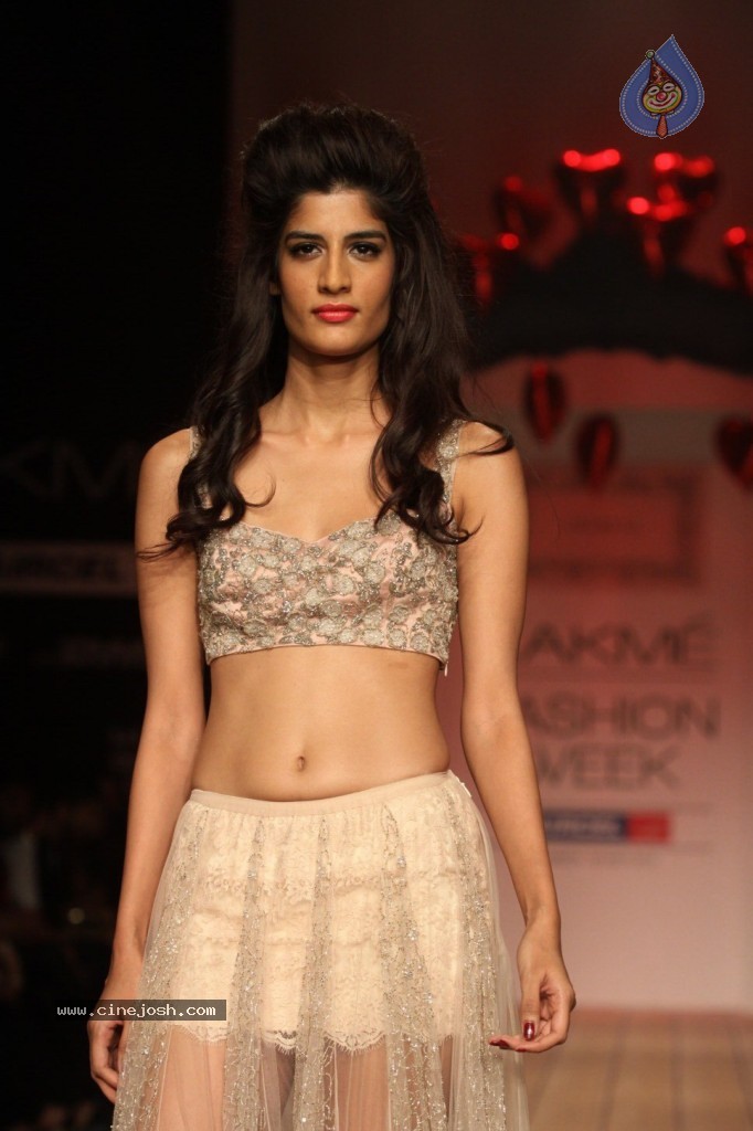 LFW 2013 Day 2 All Shows - 106 / 150 photos